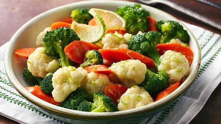 Bông cải xanh (súp lơ) và ớt chuông có chứa nhiều vitamin C. Ảnh: Bretty Croker.