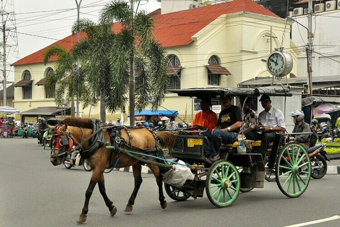 Khu phố thường đông đúc từ trưa tới chiều tối bởi nhiều người mua sắm. Ảnh: Adhi Anindyajati/Flickr.