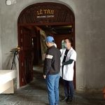 Vé cáp treo Yên Tử giảm mạnh để kích cầu du lịch Khách du lịch về Yên Tử đều phải đo thân nhiệt /// Ảnh N.H