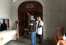 Vé cáp treo Yên Tử giảm mạnh để kích cầu du lịch Khách du lịch về Yên Tử đều phải đo thân nhiệt /// Ảnh N.H