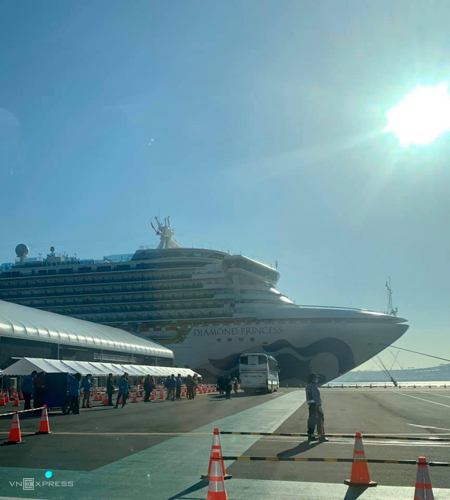 Hình ảnh con tàu Diamond Princess đậu tại cảng Yokohama hôm 20/1 được chị hạnh chụp qua cửa kính xe taxi, khi chị chuẩn bị về quê chồng. Lúc này hai vợ chồng đang rất buồn. Ảnh: Hạnh Trần.