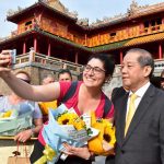 Chủ tịch tỉnh Thừa Thiên – Huế kêu gọi du khách: Cam kết an toàn tuyệt đối! Chủ tịch UBND tỉnh Thừa Thiên - Huế vui vẻ chụp ảnh lưu niệm cùng du khách đến tham quan Cố đô Huế /// Phan Ngọc Minh