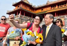 Chủ tịch tỉnh Thừa Thiên – Huế kêu gọi du khách: Cam kết an toàn tuyệt đối! Chủ tịch UBND tỉnh Thừa Thiên - Huế vui vẻ chụp ảnh lưu niệm cùng du khách đến tham quan Cố đô Huế /// Phan Ngọc Minh