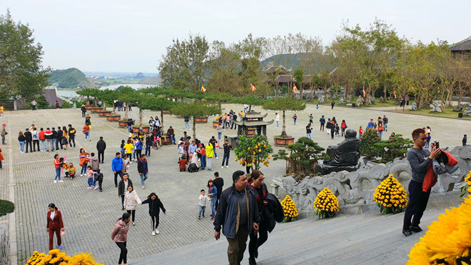 Hàng vạn người đi hội chùa Bái Đính - ngôi chùa có nhiều kỷ lục châu Á - ảnh 7