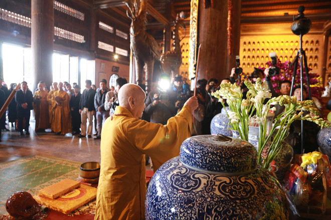 Hàng vạn người đi hội chùa Bái Đính - ngôi chùa có nhiều kỷ lục châu Á - ảnh 4