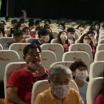 Nhiều điểm tham quan mở cửa trở lại Để đảm bảo an toàn về sức khỏe, du khách khi xem chương trình nghệ thuật ngoài việc yêu cầu rửa tay bằng dung dịch diệt khuẩn còn phải đeo khẩu trang y tế. Ảnh: Lê Kim Nhựt.