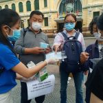 Phát 100.000 khẩu trang cho du khách Tình nguyện viên phát miễn phí khẩu trang cho nhóm khách quốc tế trước Bưu điện Thành phố. Ảnh: Nguyễn Nam.