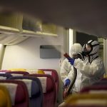 Những đại dịch khiến ngành du lịch lao đao Ảnh 3 – Nhân viên Thai Airways khử trùng máy bay tại sân bay quốc tế Suvarnabhumi, Bangkok - Ảnh: REUTERS.