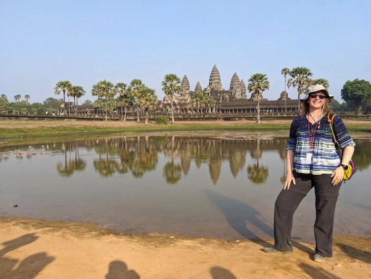 Opal chụp ảnh tại Angkor Wat. Hiện bà đang mắc kẹt tại thủ đô Phnom Penh. Ảnh: Opal Staudenmaier.