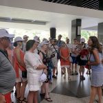 Điểm tham quan đồng loạt giảm giá Đoàn khách nước ngoài tham quan Hội trường Thống nhất ngày 21.2. Giảm giá dịch vụ đang được nhiều công ty du lịch Việt Nam triển khai để thu hút du khách trong và ngoài nước. Ảnh: Nguyễn Nam