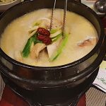 Món ăn ‘lấy độc trị độc’ của người Hàn Quốc Gà tần sâm thường được người Hàn Quốc ăn để chống lại cái nóng oi bức của thời tiết mùa hè. Nó được gọi là món lấy độc trị độc hay dĩ nóng trị nóng (yi-yeol-chi-yeol) bởi khi ăn sẽ toát nhiều mồ hôi, vì thế giúp giải độc cho cơ thể rất tốt. Đồng thời các chất còn lại như gà, nhân sâm, tỏi, táo tàu, ngân hạnh, cam thảo bổ sung năng lượng cho cơ thể. Ảnh: Hà Lương.