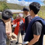 Du khách Thái Lan bị đánh Nữ du khách người Việt (áo đỏ) đang tranh cãi với du khách Thái Lan.