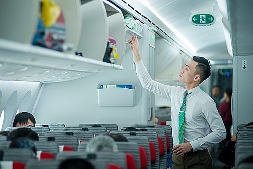 Tiếp viên Bamboo Airways nỗ lực phục vụ hành khách chu đáo.