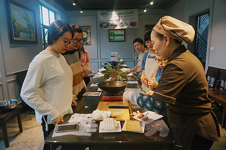 Để chia sẻ văn hóa Hàn Quốc đến mọi người, nhà hàng còn tổ chức các lớp học nấu ăn miễn phí hàng tháng với các món như bánh hành hải sản, kim chi, canh rong biển... Ảnh: Hà Lương.