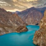 Vẻ đẹp cổ tích của hồ thảm họa Hồ Attabad ở Pakistan. Ảnh: Amusing Planet.