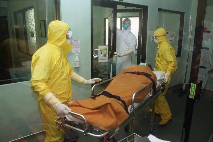 Nhân viên y tế mặc đồ bảo hộ, tham gia một cuộc tập trận xử lý một bệnh nhân nghi nhiễm nCoV tại bệnh viện Sanglah ở Denpasar, Bali, vào ngày 12/2. Hiện tại hai bệnh nhân Trung Quốc đang được điều trị trong phòng cách ly của bệnh viện. Ảnh: Zul Trio Anggono/Jakarta Post.