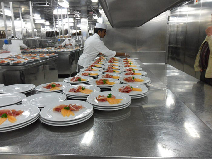 Với một nhà hàng tiêu chuẩn hoặc tàu có kích thước vừa phải, nhà bếp có khoảng 120 nhân viên, đối với các tàu lớn, con số này là hơn 200 người. Ảnh: Wikimedia Commons.