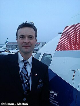 Simon bắt đầu làm tiếp viên từ năm 1996, và là tiếp viên trưởng trên các tàu bay Boeing 747 và 777 khởi hành từ sân bay Heathrow (London, Anh) đến khắp nơi trên thế giới. Ảnh: Simon J Marton.