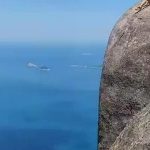 Tạo dáng trên mép vực cao gần 1.000 m Bức ảnh ai nhìn vào cũng toát mồ hôi