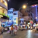 Phố Tây Bùi Viện giữa mùa dịch Corona: Ế ẩm khi con đường bỗng vắng! Góc đường Bùi Viện – Đề Thám không còn cảnh đông đúc, kẹt xe. Đường xá thông thoát, nhưng ít xe cộ qua lại.