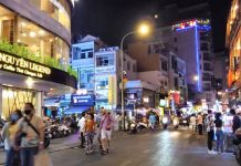 Phố Tây Bùi Viện giữa mùa dịch Corona: Ế ẩm khi con đường bỗng vắng! Góc đường Bùi Viện – Đề Thám không còn cảnh đông đúc, kẹt xe. Đường xá thông thoát, nhưng ít xe cộ qua lại.