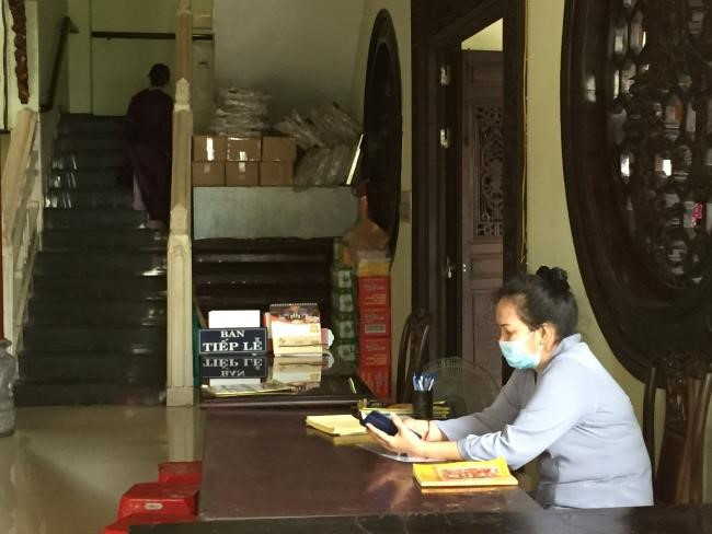 Người đi chùa Sài Gòn vắng hoe, vừa bái Phật vừa đeo khẩu trang thời Corona - ảnh 7