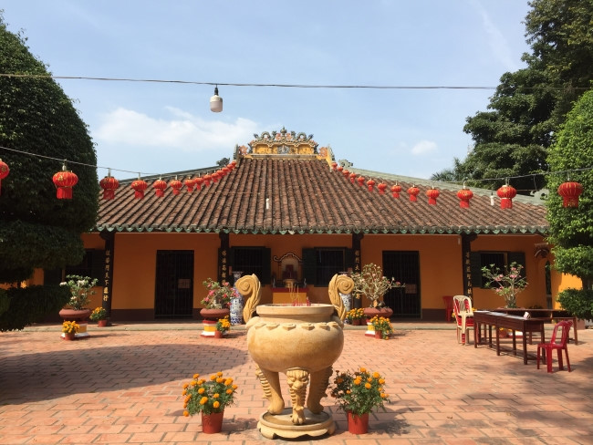 Người đi chùa Sài Gòn vắng hoe, vừa bái Phật vừa đeo khẩu trang thời Corona - ảnh 11
