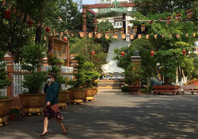 Người đi chùa Sài Gòn vắng hoe, vừa bái Phật vừa đeo khẩu trang thời Corona - ảnh 13