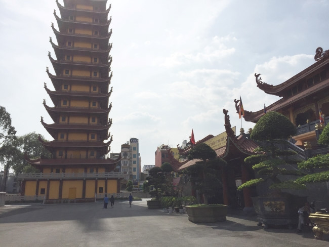 Người đi chùa Sài Gòn vắng hoe, vừa bái Phật vừa đeo khẩu trang thời Corona - ảnh 2