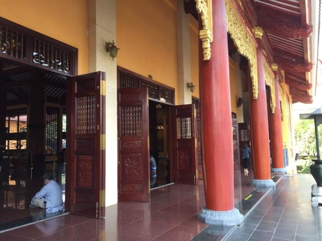 Người đi chùa Sài Gòn vắng hoe, vừa bái Phật vừa đeo khẩu trang thời Corona - ảnh 1