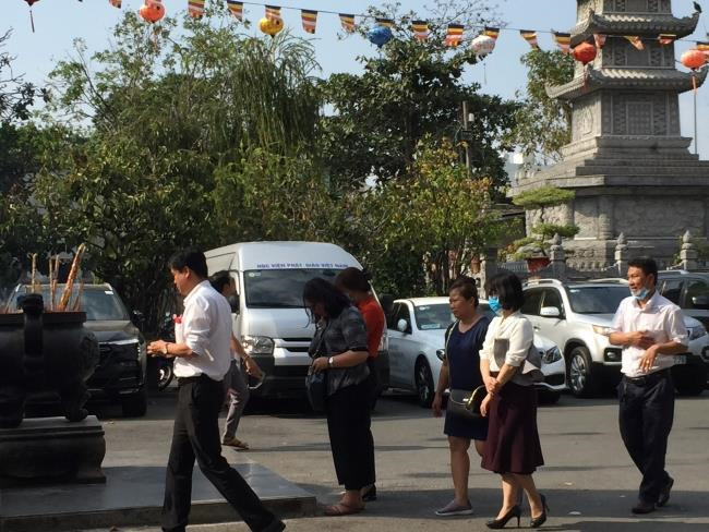 Người đi chùa Sài Gòn vắng hoe, vừa bái Phật vừa đeo khẩu trang thời Corona - ảnh 4