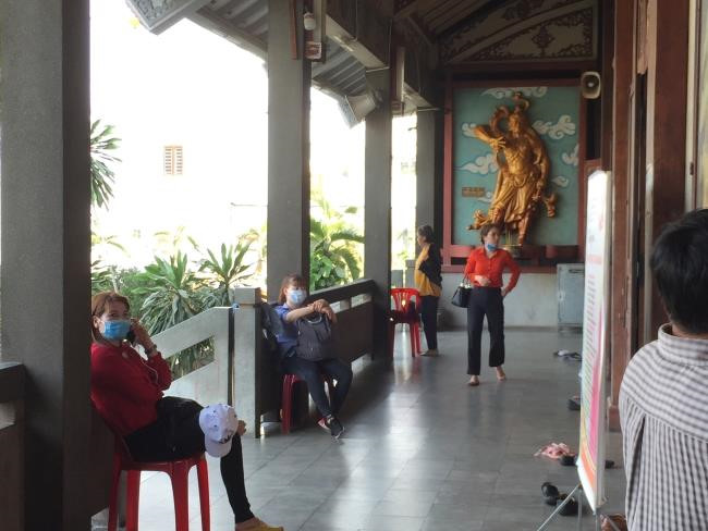Người đi chùa Sài Gòn vắng hoe, vừa bái Phật vừa đeo khẩu trang thời Corona - ảnh 5