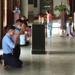 Người đi chùa Sài Gòn vắng hoe, vừa bái Phật vừa đeo khẩu trang thời Corona Người ta mang cả khẩu trang trong lúc hành lễ. /// Ảnh: Bảo Phương