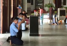 Người đi chùa Sài Gòn vắng hoe, vừa bái Phật vừa đeo khẩu trang thời Corona Người ta mang cả khẩu trang trong lúc hành lễ. /// Ảnh: Bảo Phương