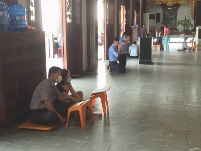 Người đi chùa Sài Gòn vắng hoe, vừa bái Phật vừa đeo khẩu trang thời Corona - ảnh 6