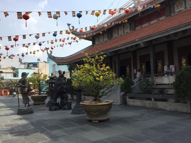 Người đi chùa Sài Gòn vắng hoe, vừa bái Phật vừa đeo khẩu trang thời Corona - ảnh 3