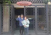 Đưa khách Tây du xuân ngủ quên trên vỉa hè về khách sạn Ông Sidney Alan được đưa về an toàn /// Nguyễn Tú