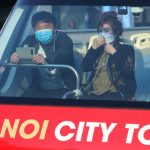 Du lịch tê liệt vì nCoV Khách du lịch nước ngoài sử dụng khẩu trang khi đi tour trên xe buýt hai tầng ở Hà Nội. Ảnh: Võ Hải.