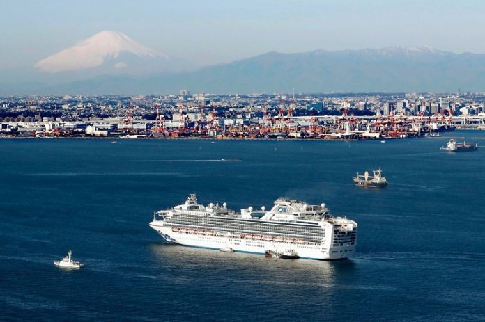 Du thuyền Diamond Princess thả neo ngoài khơi Yokohama, phía nam Tokyo vào đầu tháng 2. Con tàu với 3.711 hành khách và thủy thủ đoàn bị cách ly từ 4/2, sau khi một khách Hong Kong nghỉ trên tàu từ tháng 1 dương tính với nCoV. Ảnh: Hiroko Harima/Kyodo News.