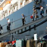 Khách Mỹ trên tàu Westerdam âm tính với nCoV Hành khách rời tàu MS Westerdam sau khi được cập cảng Sihanoukville. Ảnh: AP.