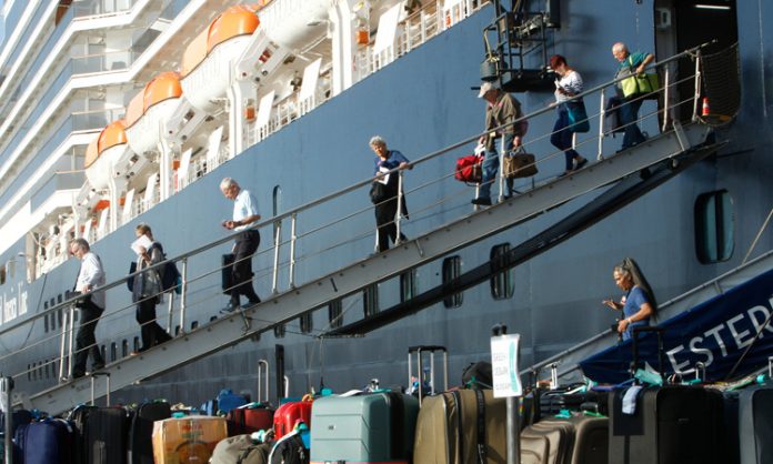 Hành khách rời tàu MS Westerdam sau khi được cập cảng Sihanoukville. Ảnh: AP.