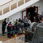 3.600 người trên du thuyền World Dream được ‘thả’ sau 4 ngày cách ly 3.600 người trên du thuyền World Dream được thả sau 4 ngày cách ly - Ảnh 1.