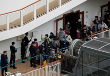 3.600 người trên du thuyền World Dream được ‘thả’ sau 4 ngày cách ly 3.600 người trên du thuyền World Dream được thả sau 4 ngày cách ly - Ảnh 1.