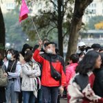 Thời dịch Covid-19: Hướng dẫn viên du lịch từ vi vu máy bay ‘rớt’ xuống chạy grab Hướng dẫn viên du lịch là một nghề rất vất vả, khi dịch Covid-19 đến, họ càng lao đao hơn. /// Giang Ngọc