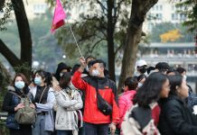 Thời dịch Covid-19: Hướng dẫn viên du lịch từ vi vu máy bay ‘rớt’ xuống chạy grab Hướng dẫn viên du lịch là một nghề rất vất vả, khi dịch Covid-19 đến, họ càng lao đao hơn. /// Giang Ngọc