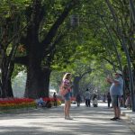 Khách quốc tế đến Huế du lịch vẫn tăng đều thời dịch virus Corona Du khách nước ngoài tham quan cố đô Huế tăng đều trong những ngày qua. /// Ảnh: ĐÌNH TOÀN