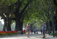 Khách quốc tế đến Huế du lịch vẫn tăng đều thời dịch virus Corona Du khách nước ngoài tham quan cố đô Huế tăng đều trong những ngày qua. /// Ảnh: ĐÌNH TOÀN