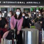 Du khách Trung Quốc bị ‘hắt hủi’ vì virus corona Các hành khách đeo khẩu trang để tự bảo vệ khi hạ cánh xuống sân bay Los Angeles, Mỹ. Ảnh: AFP.