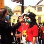 Đo thân nhiệt cho khách đến Hội An Nhân viên bán vé đo thân nhiệt cho du khách tham quan Hội An. Ảnh: Đắc Thành.