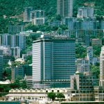 Lý do phòng khách sạn có tủ lạnh mini Hong Kong Hilton, khách sạn đã đóng cửa vào năm 1995, nay trở thành Trung tâm Cheung Kong. Những chiếc minibar được khai sinh từ đây vẫn tồn tại như một di sản trải khắp toàn cầu của nó. Ảnh: Vincent WK So/Flickr.